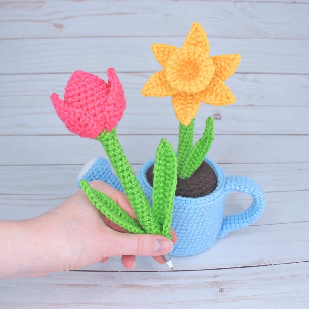 Free Crochet Pattern: Amigurumi Flower Pen and Watering Can Pen Holder